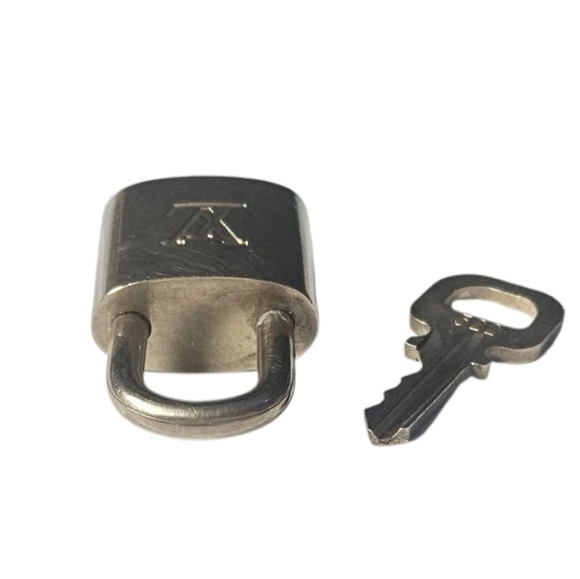 Louis Vuitton Lock & Key - Picture 6 of 10